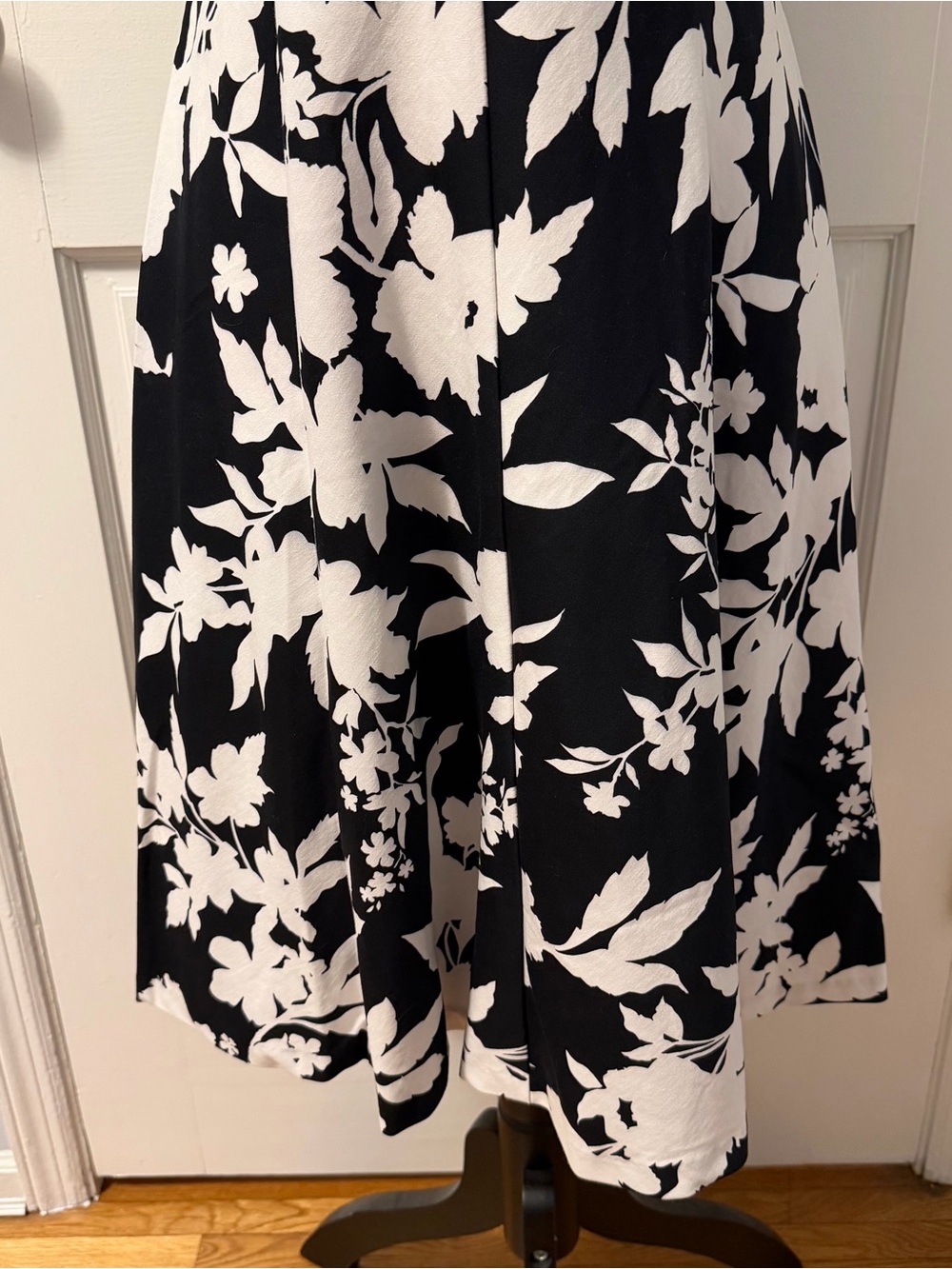 American Living 97% Cotton Black & White Floral V-Neck Sleeveless Dress, Size 6 - Picture 6 of 8